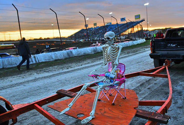 skeleton trailer race